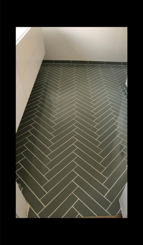 Renovering af badeværelse med sildebensfliser