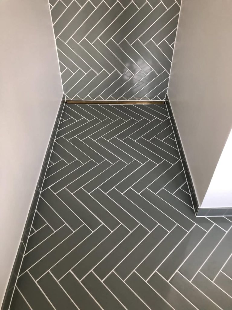 Renovering af badeværelse med sildebensfliser