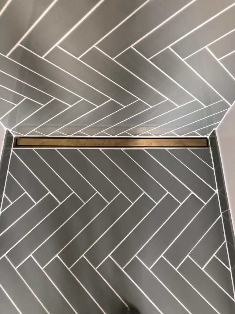 Renovering af badeværelse med sildebensfliser